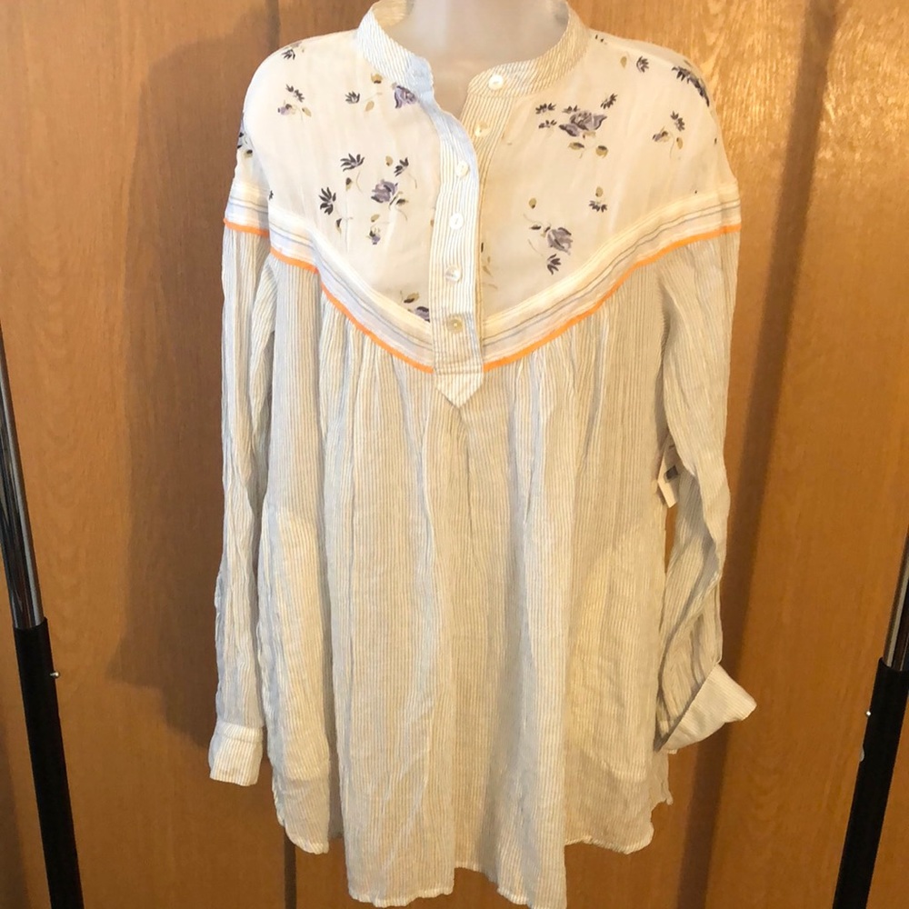 Free People brand top Size small. NWT.